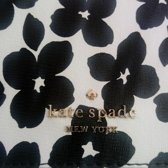 ♠NWT♠ Kate Spade Darcy Small Slim Black and White Floral Crossbody Bag - Picture 3 of 15